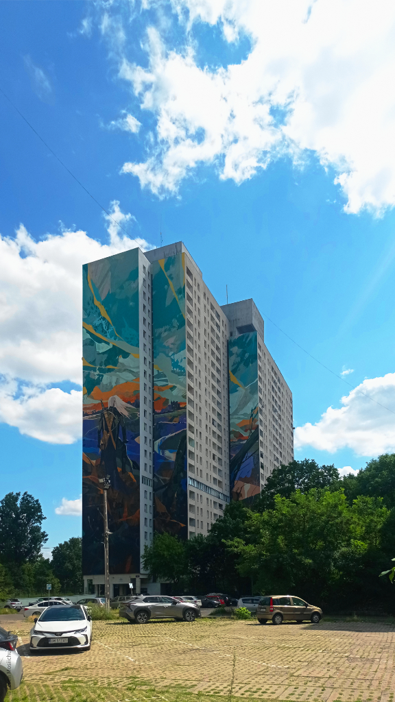 Висока панелька зі стінописом