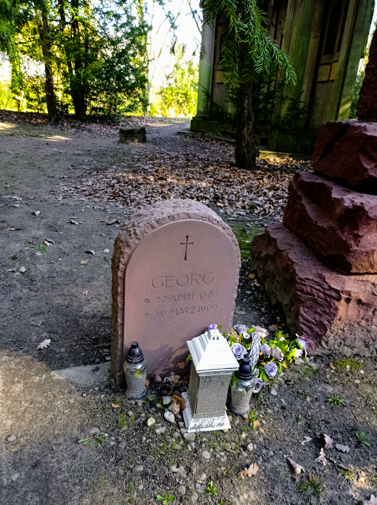 Пам’ятник з гарною типографікою